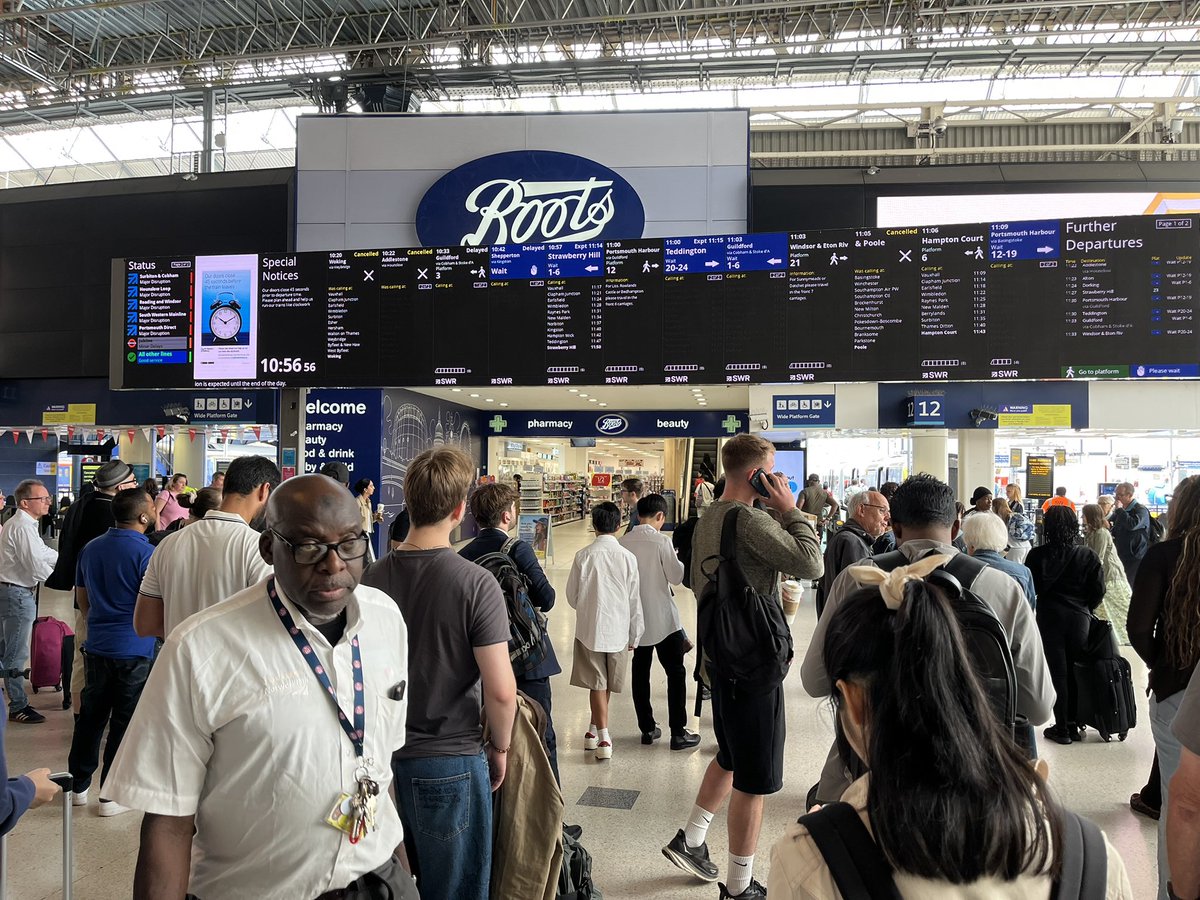 BBCTomEdwards's tweet image. Signalling issue has been resolved at #Waterloo but there will be continuing disruption.