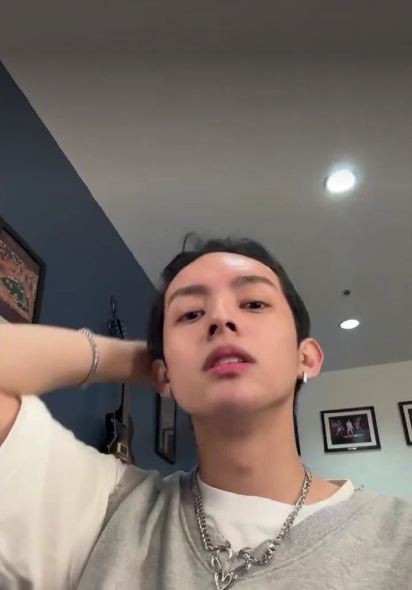 iwriteolryt_'s tweet photo. the only photo sequence that matters 🥵 https://t.co/LHQeiI8jPm
