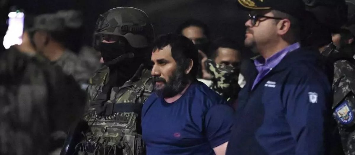 lequotidien509's tweet image. 🇪🇨Le gouvernement équatorien a extradé dimanche vers les États-Unis Adolfo Macías, alias «Fito», le plus grand trafiquant de drogue d&apos;Équateur, arrêté fin juin après un an et demi de cavale, a annoncé l&apos;autorité pénitentiaire.#Fito #Équateur #Extradition #Choneros #CocaineTraffic…