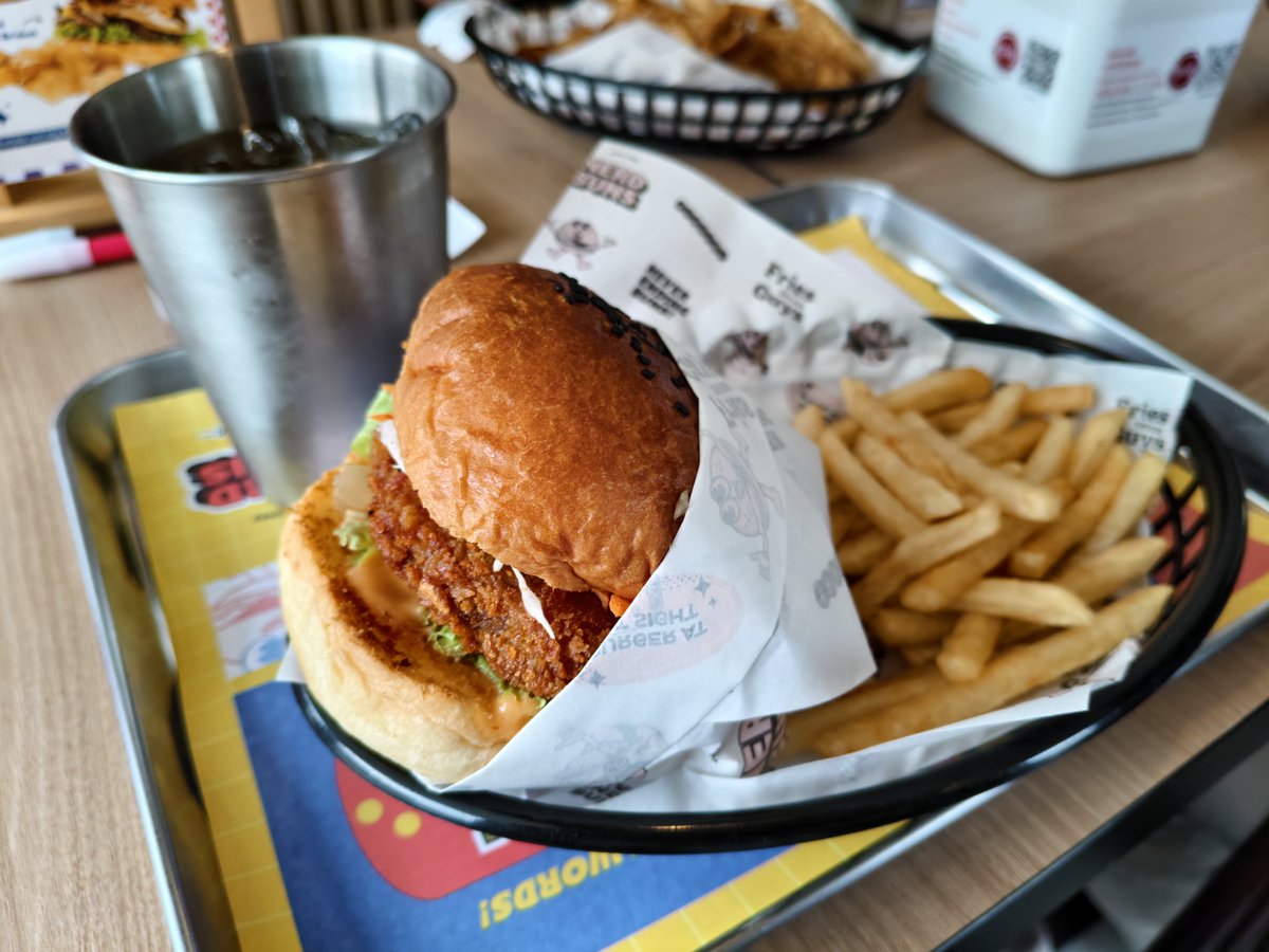 sihanjir's tweet image. Nomnom