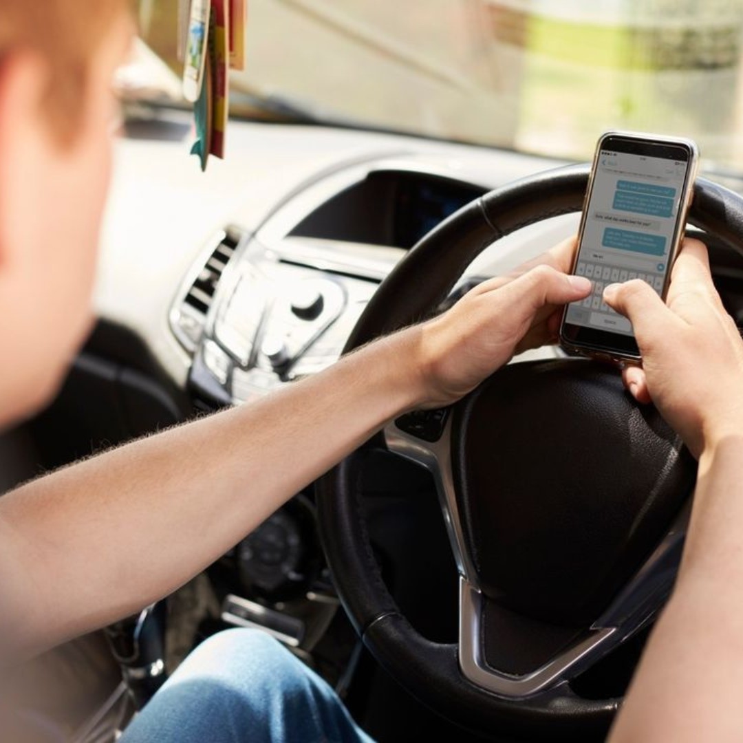 RSAIreland's tweet image. You're four times more likely to be in a road collision if you use a mobile phone while driving 🚗 It only takes a split second ⌚
Never use your phone while driving 📵
#DriveSafe #RoadSafety