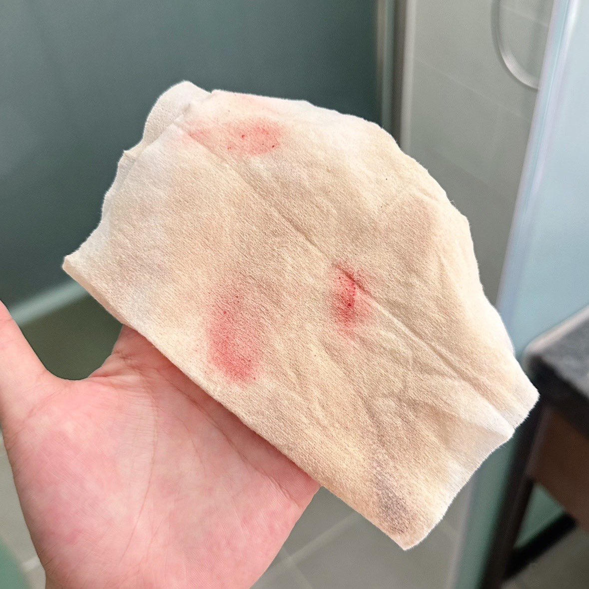 ขอบคุณsupermom ที่ทำคลีนซิ่งที่พกพาง่ายขนาดนี้ออกมา คือตอบโจทย์ชีวิตลูกเรือที่ต้องไป layover บ่อยๆแบบเราที่สุดดด พกพาง่ายมากแล้วชีเช็ดสะอาดจริง แผ่นเดียวจบทั้งหน้า เมคอัพตา ปาก ทุกอย่างออกหมด เกลี้ยง แผ่นใหญ่ ชุ่มกำลังดี ไม่บาดผิว สะดวกมากกกควรมี!