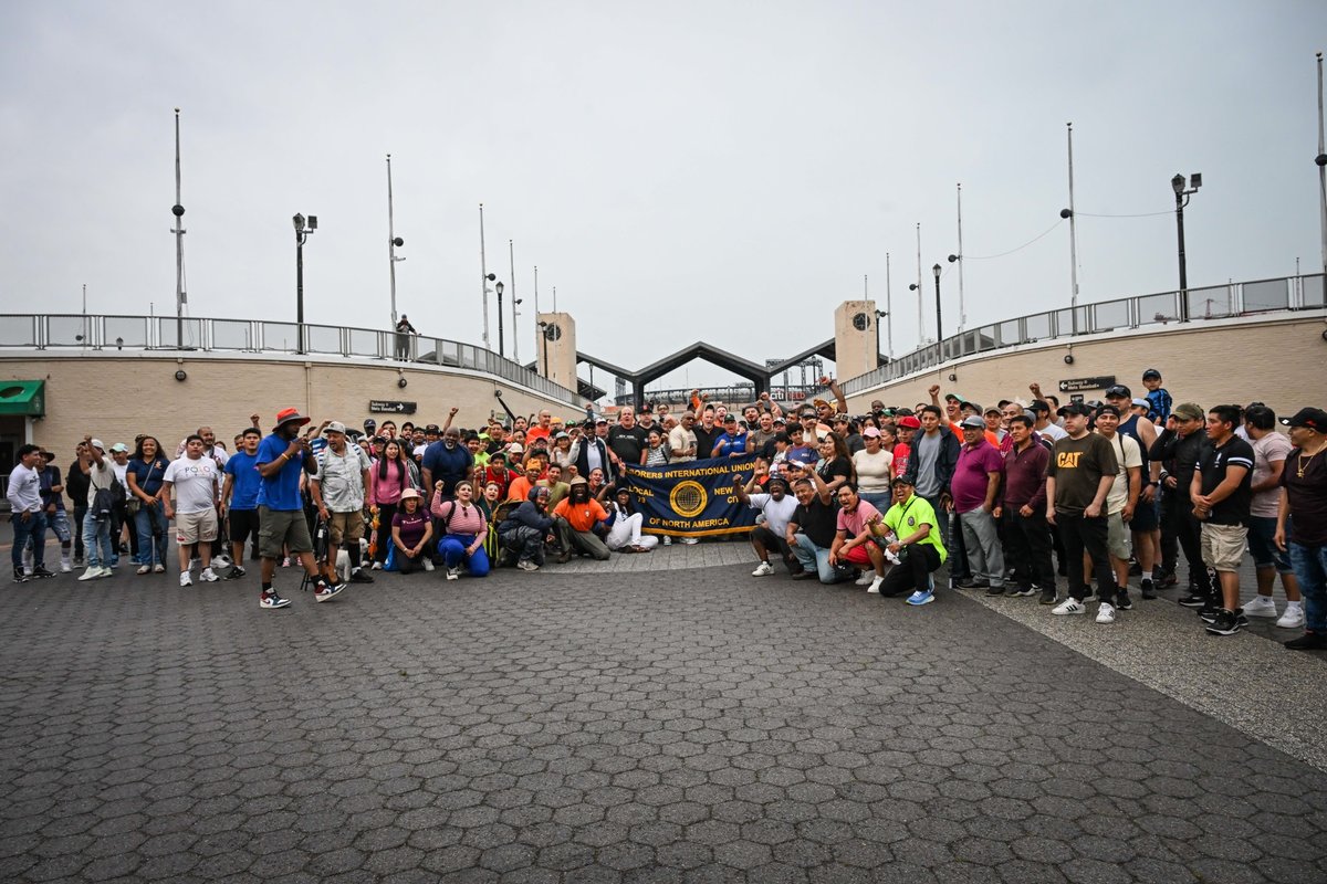 LIUNA's tweet image. #ICYMI: Rain or shine Laborers show up!
For over 20 years @local79nyc has organized their annual park clean-up of Flushing Meadows–Corona Park in Queens, NYC.
This year hundreds of Laborers and their families came out to rake debris, removing trash, and trim plants as part of…