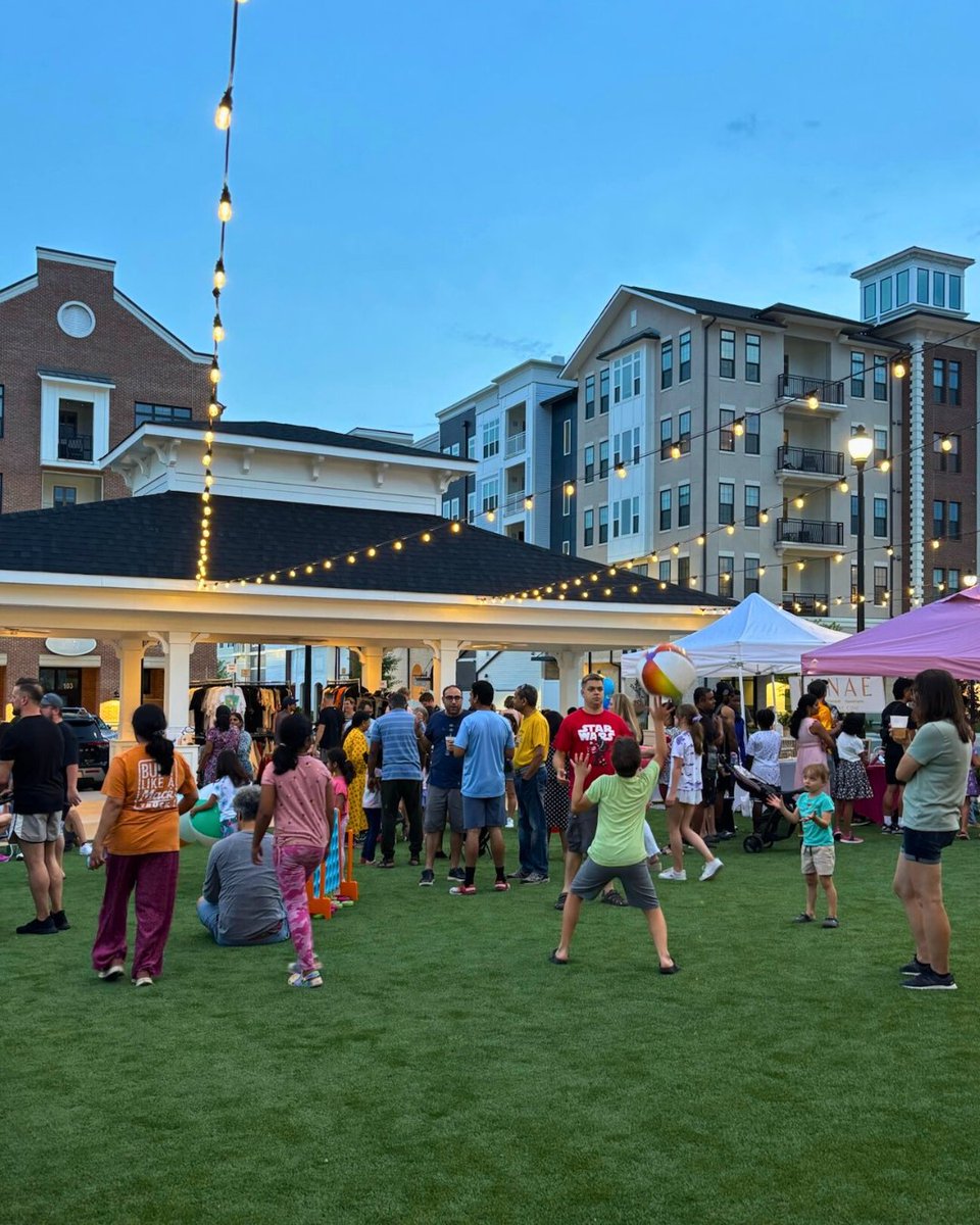 ShopLocRaleigh's tweet image. Save The Dates: Friday Nights at Sweetwater are BACK and better than ever!🥳 Join us for an evening under the stars with local vendors, live music, food trucks, drinks, and more!
📅 Aug. 1 | Sept. 19 | Oct. Coming Soon | Nov. 7 | Dec. 12 (holiday market!)
📍 Sweetwater Apex