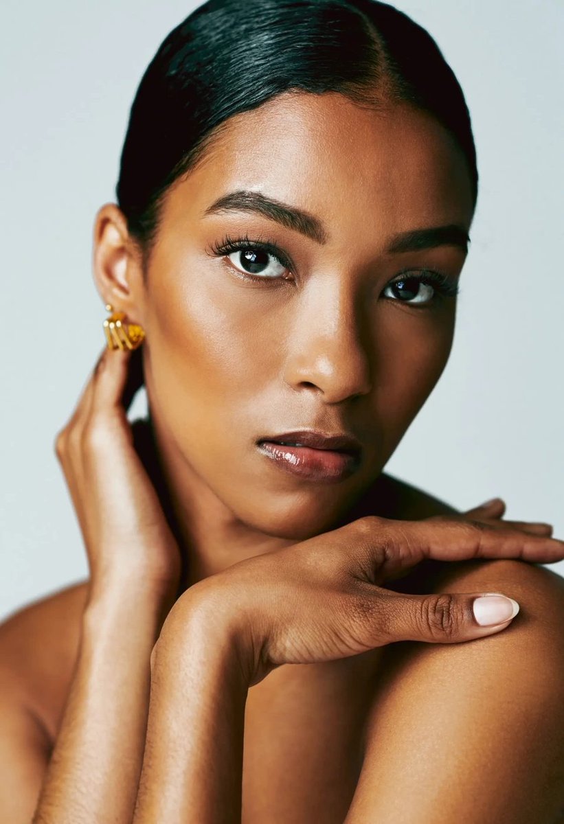 Dermatologlara göre alın kırışıklıklarını azaltmak ve genç bir görünüm kazanmak; doğru bakım, etkili ürünler ve uzman tedavilerle mümkün.

Detaylar haberimizde: vogueturkiye.visitlink.me/Pa3zQd