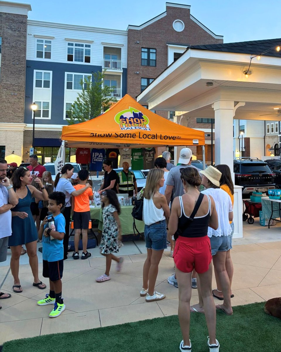 ShopLocRaleigh's tweet image. Save The Dates: Friday Nights at Sweetwater are BACK and better than ever!🥳 Join us for an evening under the stars with local vendors, live music, food trucks, drinks, and more!
📅 Aug. 1 | Sept. 19 | Oct. Coming Soon | Nov. 7 | Dec. 12 (holiday market!)
📍 Sweetwater Apex