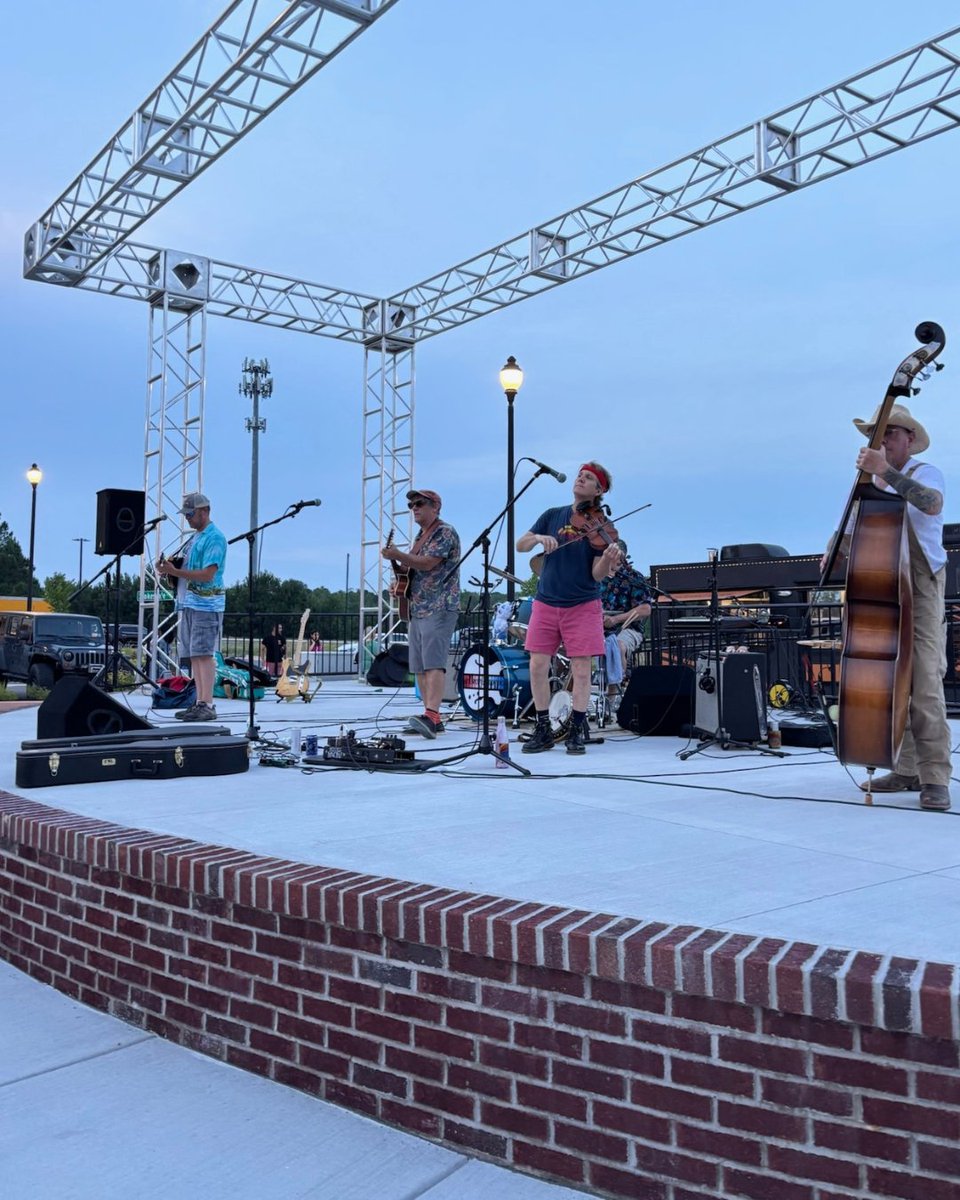 ShopLocRaleigh's tweet image. Save The Dates: Friday Nights at Sweetwater are BACK and better than ever!🥳 Join us for an evening under the stars with local vendors, live music, food trucks, drinks, and more!
📅 Aug. 1 | Sept. 19 | Oct. Coming Soon | Nov. 7 | Dec. 12 (holiday market!)
📍 Sweetwater Apex