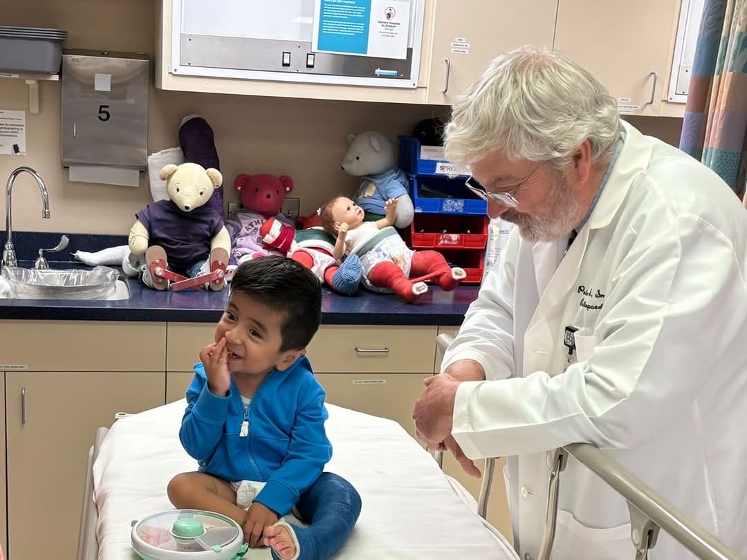 ShrinersChicago's tweet image. Did you know @ShrinersChicago is a leading center of care for #osteogenesisimperfecta? Dr. Peter Smith, who runs our program, is taking a 57-mile hike this month to support research and family services for the disorder. Learn more about OI at shrinerschildrens.org/en/pediatric-c…