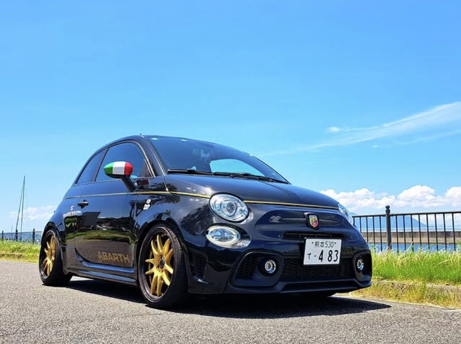ABARTH_JAPAN's tweet photo. 突き抜ける青空と、引き締まる漆黒。
静かな空の下に、秘めた闘志が立ち上がる。

📸：@483gram

#相棒アバルト の投稿ありがとうございました。 https://t.co/DHUyBpOw51