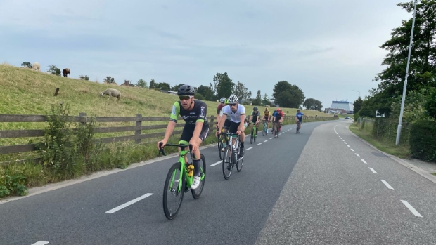 Fietsclub zonder bestuur en reglement, maar mét een doel: hard fietsen -  grootheerenveen.nl/l/115265