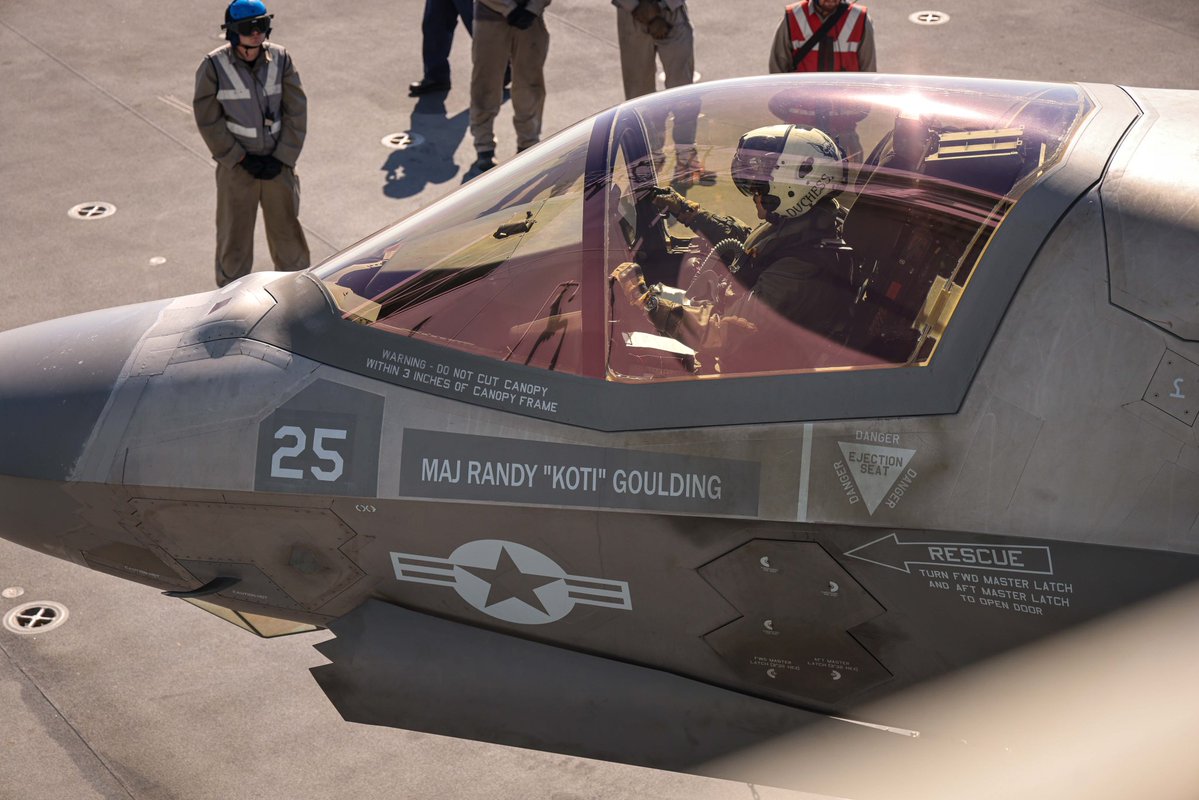 COMUKCSG's tweet image. US Marine Corps F-35Bs and the iconic Osprey join UK #CSG25, landing on
@HMSPWLS - air power, teamwork, and serious kit on deck!
#StrongerTogether #OpHighmast