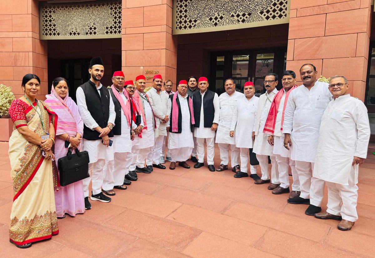 पहलगाम का सच बतलाओ 
अपनी गलती नहीं छुपाओ!

पहलगाम में हुई जो चूक 
ये गलती थी या थी भूल!

विदेशी नीति में हुए फ़ेल
साथ नहीं अब कोई देश!