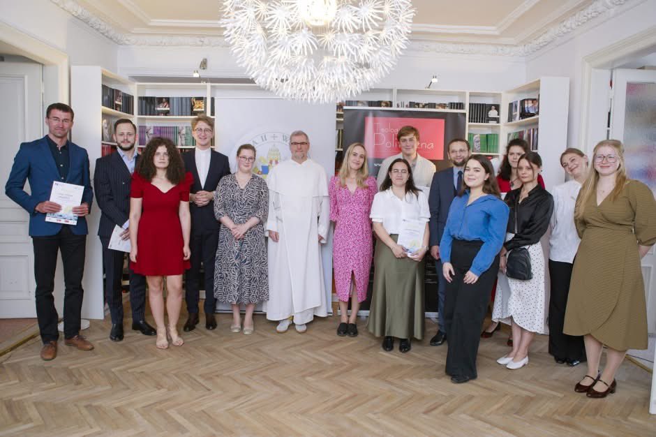 Franciszek Kubiak, student historii i prawa na <a href="/KUL_Lublin/">KUL, John Paul II Catholic University of Lublin</a> stypendystą JP2 Studies na Angelicum w Rzymie <a href="/_Angelicum/">Angelicum</a> 
Dzięki stypendium 12 tys. euro, rozpocznie JP2 Studies na Papieskim Uniwersytecie św. Tomasza z Akwinu, w Instytucie Kultury św. Jana Pawła II <a href="/teologiapol/">Teologia Polityczna</a>