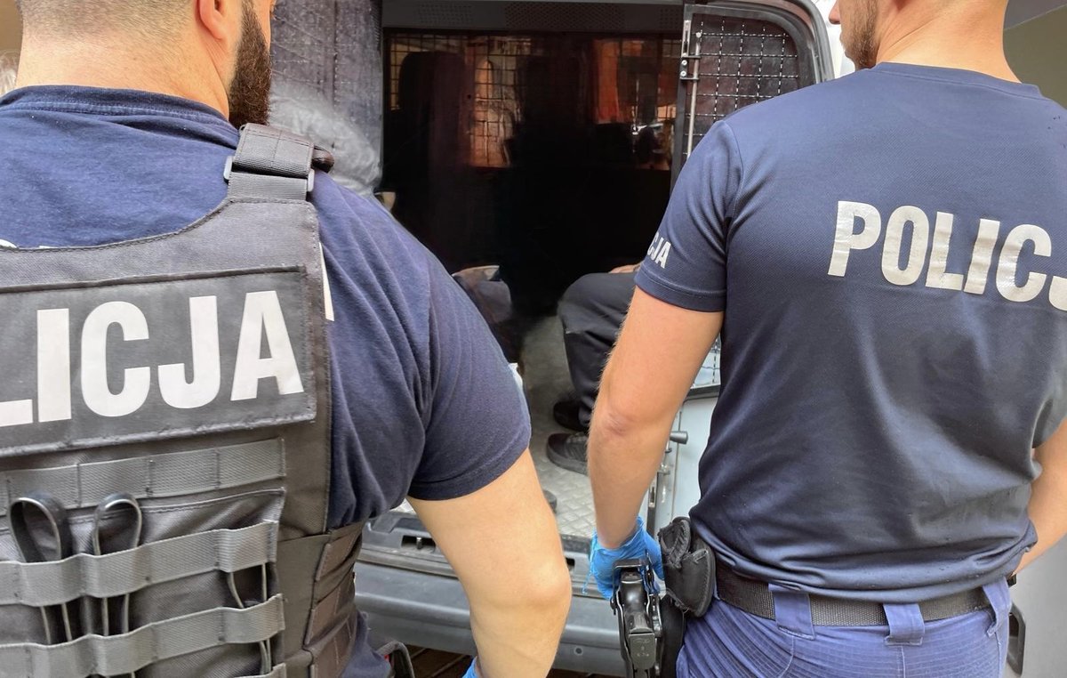 KWPwSzczecinie's tweet image. 🧑⚖️Poszukiwany listem gończym 👱myślał, że uniknie zatrzymania wskakując przed policjantami do... rzeki 🏞️
❌ Niecodzienną interwencję mają za sobą stargardzcy 👮♂️👮♀️. Dzielnicowi Rewiru II zatrzymali 2⃣5⃣ -letniego mężczyznę, który ukrywał się przed wymiarem sprawiedliwości i był…