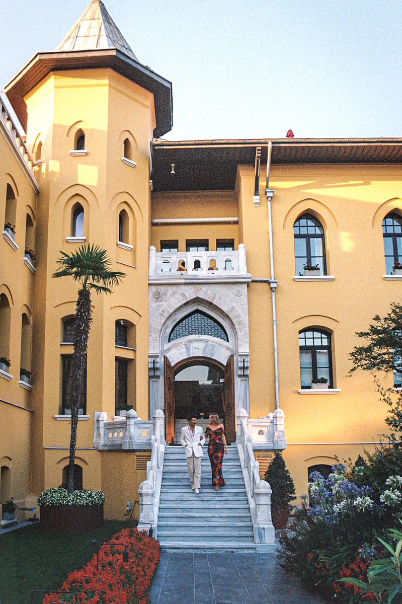 FSSultanahmet's tweet image. Days like these feel like chapters from an old love story.🍇🎞️

Istanbul doesn’t just show you its beauty, it slowly reveals it. One ferry ride, one shared table, one hidden courtyard at a time.💛 
#FourSeasons #SummerWithFS #FSSultanahmet #SummerCity #Istanbul #OldCity