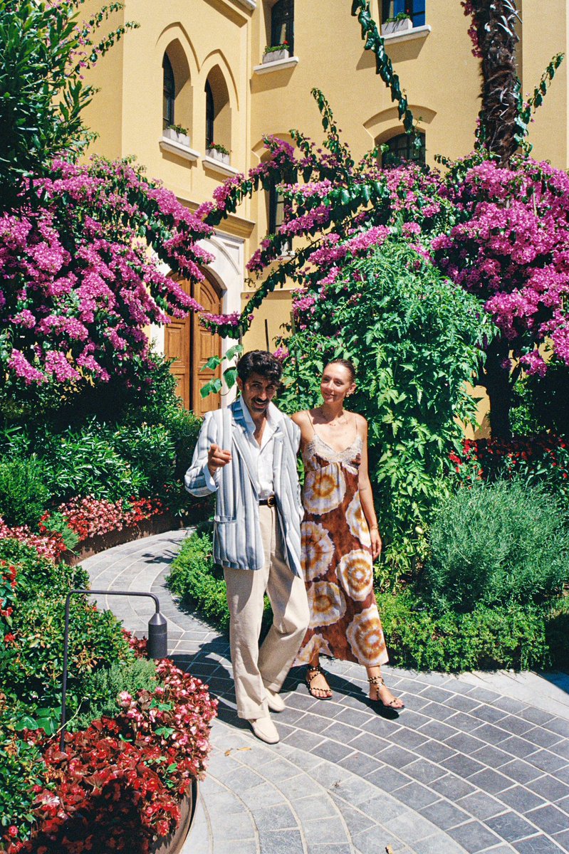 FSSultanahmet's tweet image. Days like these feel like chapters from an old love story.🍇🎞️

Istanbul doesn’t just show you its beauty, it slowly reveals it. One ferry ride, one shared table, one hidden courtyard at a time.💛 
#FourSeasons #SummerWithFS #FSSultanahmet #SummerCity #Istanbul #OldCity