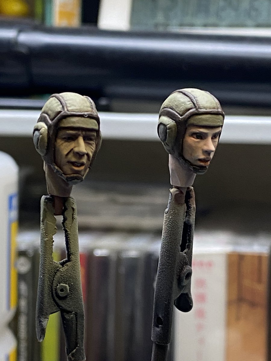 cubicroom0721's tweet image. #ジェリー制作
#AFSmk1制作
#AFSmk2制作
AFSパイロットの塗装です。
今回はリスペクトSF3Dなので2機ともに透明バイザーは無しにするのですが、となるとパイロットの顔が丸見えに。というわけでブリックワークスさんのヘッドを使用します。ちょいちょい塗りですが、原型が良いのでなんとかなりますね。