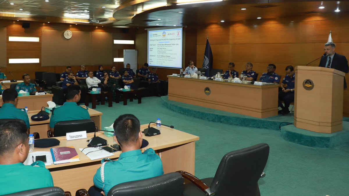 UNODC_ROSA's tweet image. In Bangladesh, a 4-day training was launched for 25 Dhaka Metropolitan Police officials to strengthen responses against drugs & HIV/AIDS, with focus on gender/human rights. Mr. Abu Hasan Tarique, Add'l IGP, Police Staff College graced the training, held with Home Ministry & NASP.