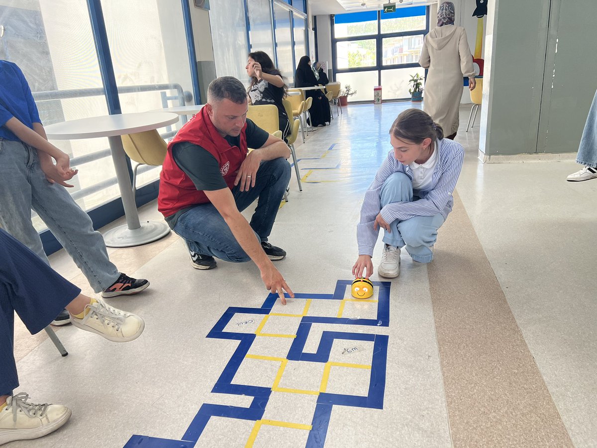 GSB Yaz Kulübü öğrencilerimize robotik kodlama robotumuzu tanıttık. 🤖✨
Hem eğlendik hem öğrendik! 💡

<a href="/OA_BAK/">Dr. Osman Aşkın Bak</a> <a href="/gencliksporbak/">Gençlik ve Spor Bakanlığı 🇹🇷</a>