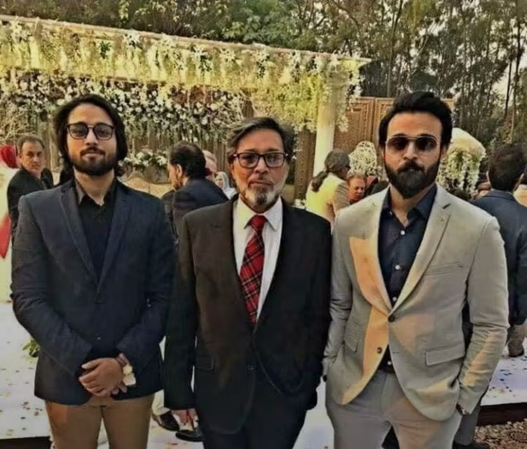 پاکستان کے پہلے 3  " مرد حر" جن میں سے ایک نے اپنی بیوی اور دو نے اپنی ماں کا۔ولیمہ کھایا ھے
😅😅