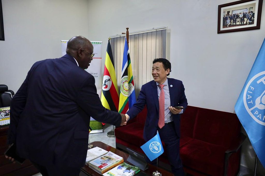 FAOUganda's tweet image. Delighted to welcome @FAODG QU Dongyu to Uganda on his official visit.
Received by Hon. @DrRwamiramaBK and @PS_MAAIF of @MAAIF_Uganda, the DG held fruitful discussions on accelerating @GovUganda’s agricultural transformation agenda🇺🇬🌱