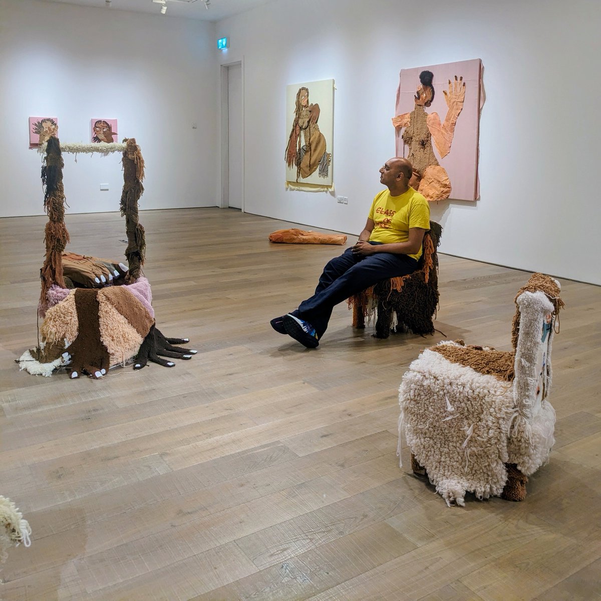 Anya Paintsil – Allanol Always is on show at Ty Pawb until 25th October. Read my full review for @WorldOfFad now &gt;&gt; fadmagazine.com/2025/07/14/rev… #LondonArtCritic #LondonExhibitions