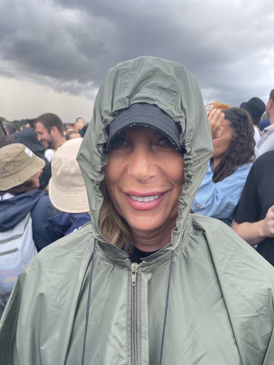 ROBANDTHEMOB's tweet image. ⁦@ChrisMoyles⁩ ⁦@domisatwit⁩ ⁦@JamesRobinson⁩ ⁦@RadioX⁩ #MakeSomeNoise #BeerProofParkas tested and approved ⁦@oasis⁩ #HeatonPark by Kerry ✅🙌