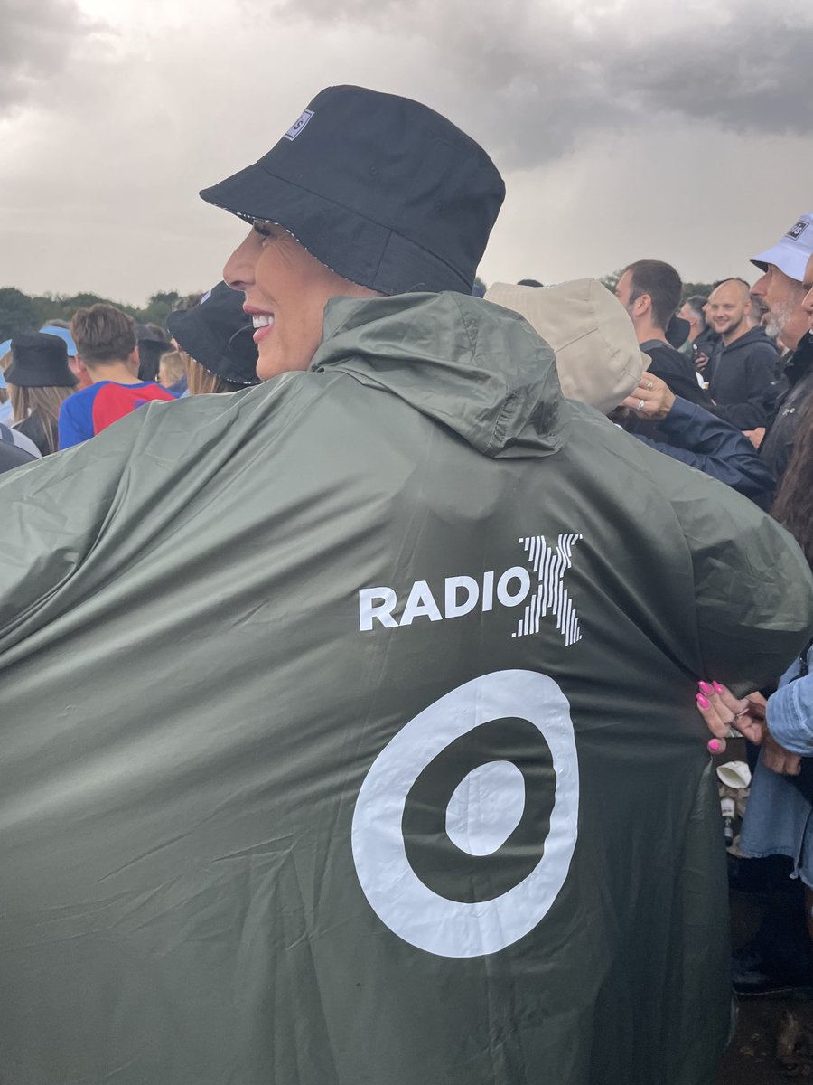 ROBANDTHEMOB's tweet image. ⁦@ChrisMoyles⁩ ⁦@domisatwit⁩ ⁦@JamesRobinson⁩ ⁦@RadioX⁩ #MakeSomeNoise #BeerProofParkas tested and approved ⁦@oasis⁩ #HeatonPark by Kerry ✅🙌