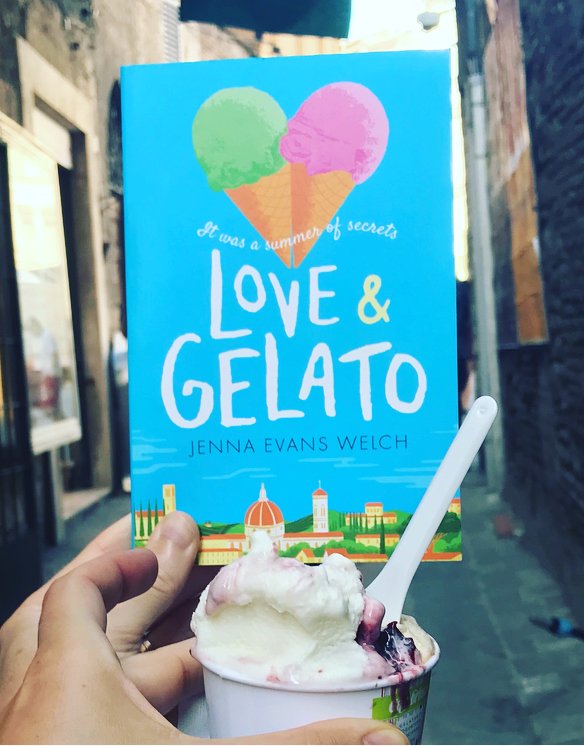 WalkerBooksYA's tweet image. We have more summer reading recommendations for you!
☀️ The most beautifully written novel of love, secrets and enchantment
🍨 Romance and mystery in the Tuscan sun
☕️ A warm contemporary YA about love after loss
🌌 Romeo & Juliet but set in Memphis!