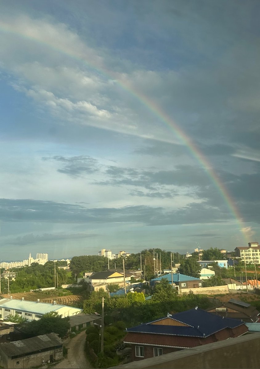 Ye_wheee's tweet image. 팬콘 작업하다가 무지개 보여주려고 올린게
진짜 너무 이쁘다…😭😻