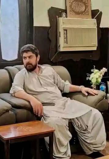 iqrarulhassan's tweet image. ایسا بیہمانہ قتل، اتنی سفاکیت اور درندگی اور پھر پورے ملک میں اور سوشل میڈیا پر اتنا شور لیکن بلوچستان پولیس نے قتل کے مرکزی ملزم شیرباز باتکزئی کا صرف ایک دن کا جسمانی ریمانڈ مانگ کر ثابت کر دیا کہ اس ملک میں طاقتور کے سامنے قانون کی حیثیت صرف ایک رکھیل کی ہے۔