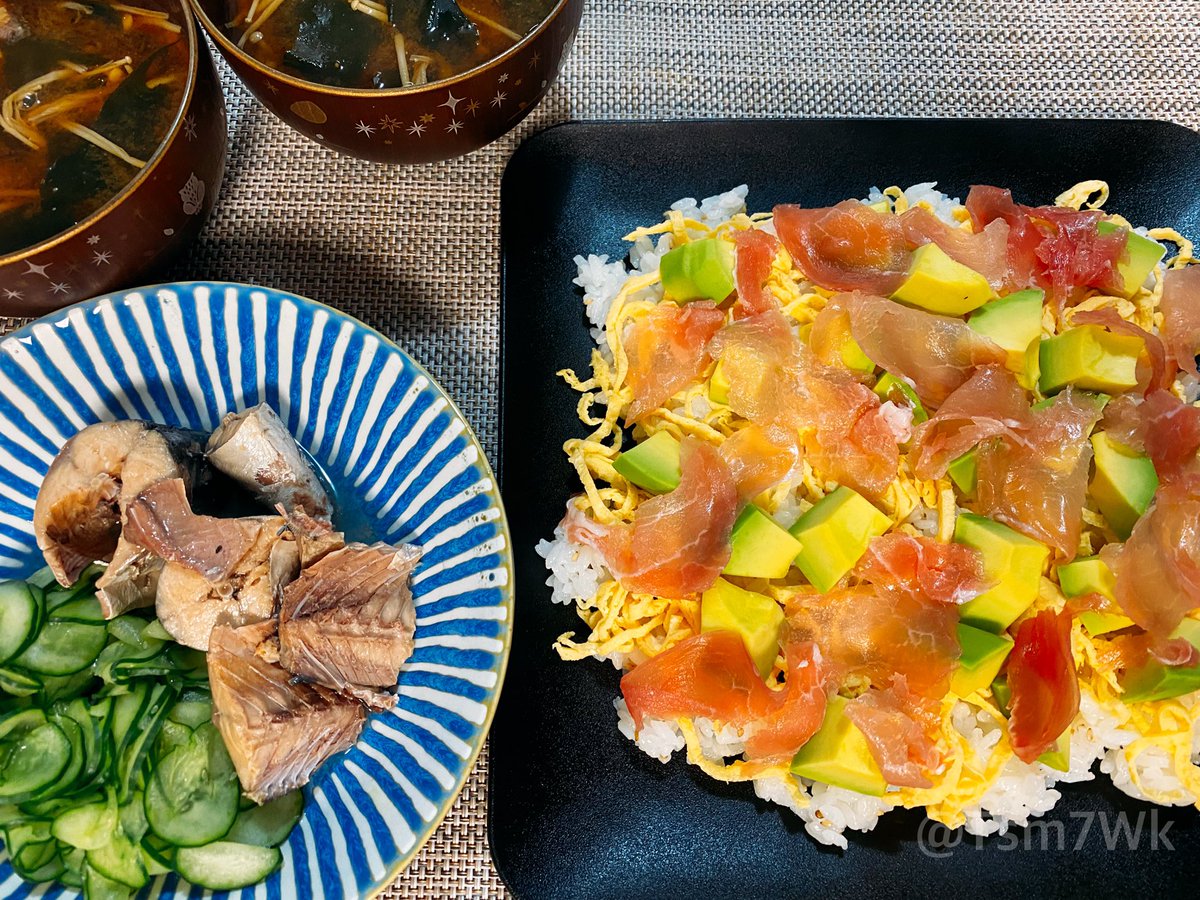 Tsm7Wk's tweet image. できるだけ火を使わない作戦!
・生ハムとアボカドのちらし寿司
・サバ缶きゅうり
・えのきとワカメのお味噌汁
サバ缶きゅうりは、サバ缶の汁とお酢と醤油で混ぜ混ぜして食べます。簡単で美味しいですよ😋
今日もビールでカンパーイ🍻
#おうちごはん