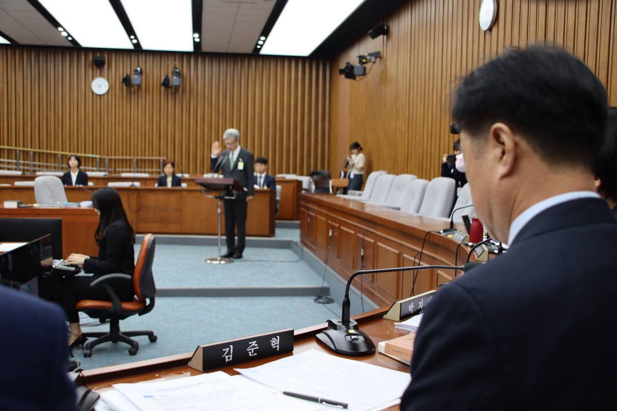 kimjunhyuk1789's tweet image. [헌법재판소장 후보자 인사청문특별위원회]
21일 열린 김상환 헌법재판소장 후보자 인사청문특별위원회에 참석했습니다. 우리 헌법의 뿌리와 정신에 대해 묻고 현행 헌법체계가 오늘날 대한민국 사회와 국민의 요구를 얼마나 반영하고 있는지에 대해 진지하게 질문했습니다. 

facebook.com/share/p/199aDV…