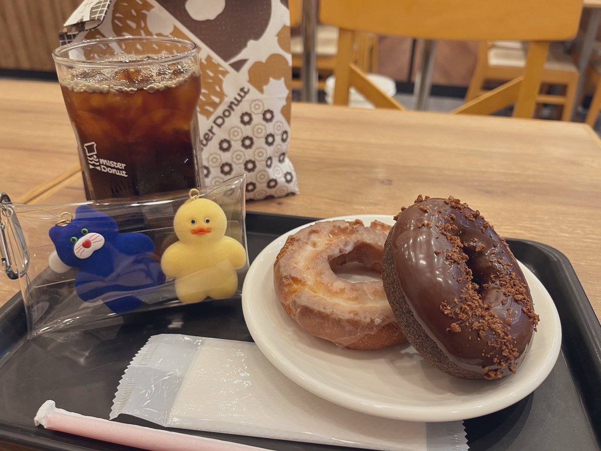 sgar1015's tweet image. 腹が減っては戦はできぬ！なので、鬼滅の前にミスドに来たら、麺が売り切れてた😱

仕方ないのでドーナツを2個食べました。久しぶりで美味！！

そして鬼滅グッズほぼ持ってないから、今回のお供は猫とひよこ🐱🐥
今日だけ君たちは「moj岡義勇」と「mojojo炭治郎」だ！呼吸を使え！

🐱🐥〈ムリです！