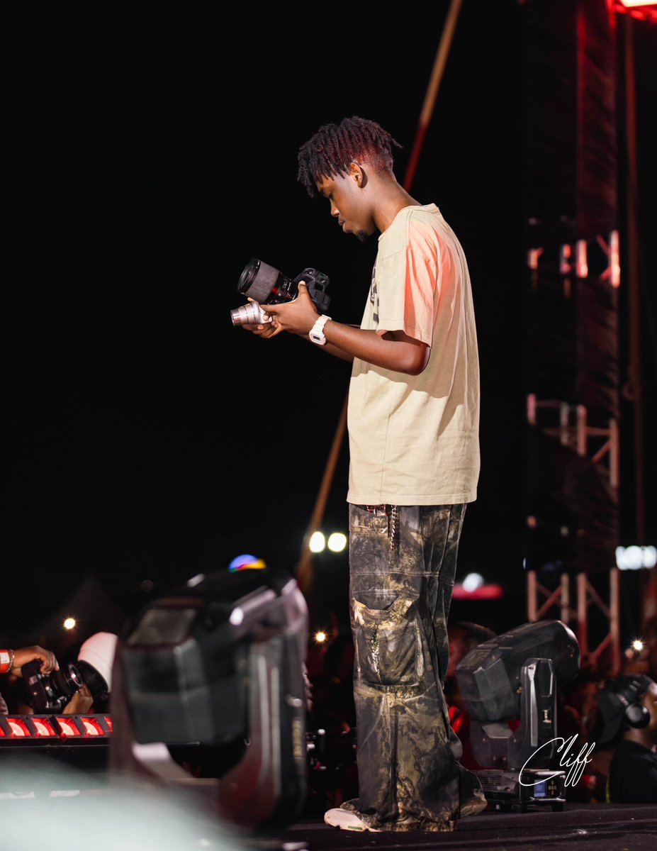 1cliff_'s tweet image. Every artist deserves to be seen, it was your turn 🤙🏾 MASTER @__theSeyram 💀🔥
Caught the camera wizard off guard 🎬
My brother ❤️
