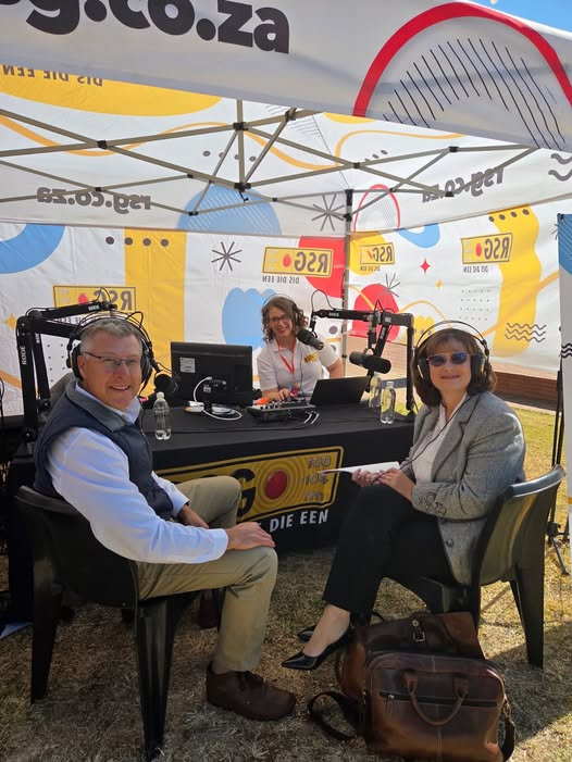 FEDSAS se uitvoerende hoof, dr. Jaco Deacon, was vandeesweek by die Vrystaat Kunstefees ook 'n gas op RSG Spektrum.
Hy het gesels oor die impak van die BELA-wet op Afrikaans as onderrigtaal. 

Luister hier:
omny.fm/shows/spektrum…