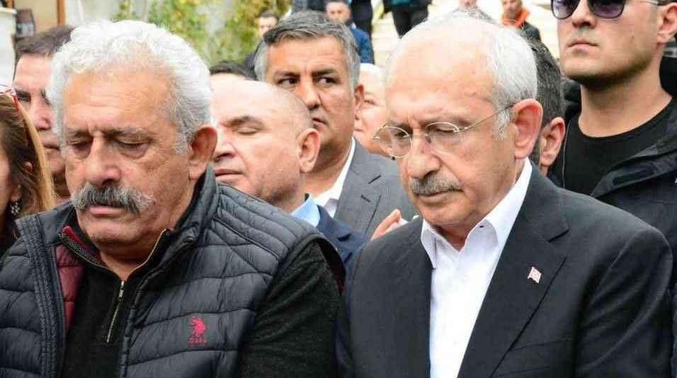 7.Genel Başkanımız Sayın Kemal Kılıçdaroğlu’nun kıymetli kardeşi Adil Kılıçdaroğlu’nun vefatını büyük bir üzüntüyle öğrendim. 

Kılıçdaroğlu ailesinin acısını yürekten paylaşıyor, Sayın Genel Başkanımıza ve yakınlarına  başsağlığı diliyorum.