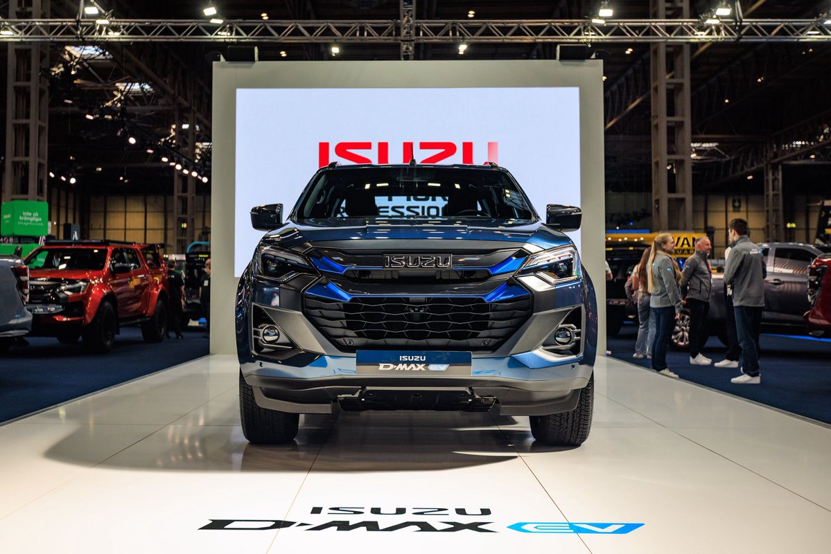 YTimesMotoring's tweet image. Isuzu UK confirms D-Max EV pricing, starting from £59,995 CVOTR (ex. VAT).
Fully electric 4x4 pick-up offers 1-tonne payload, 3.5-tonne towing capacity, 140kW dual-motor powertrain, and 66.9kWh battery.
Pre-sales begin later this year, with first UK arrivals in February 2026.