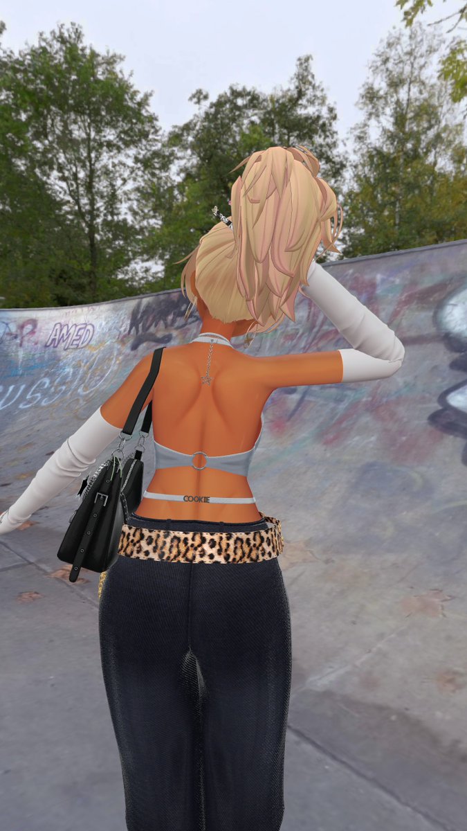 vrc_kameTnest's tweet image. 可愛いトップス！
後ろはとってもセクシー！