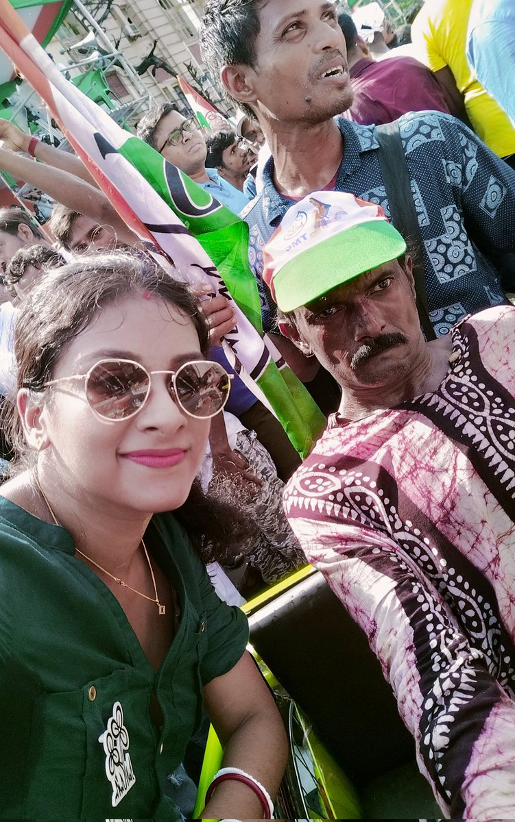 BombagorerRani's tweet image. ওনার প্রায় সারা শরীর এ কোন সাড় নেই।
তাও এসেছেন একুশে আবেগের তাড়নায়।
মঞ্চে থাকা অনেকের মুখ উনি দেখতে পাচ্ছিলেন না তবে ঠিকই শুনছিলেন সব কথা।
এনারাই প্রেরণা এনাদের জন্যই দিদির জনপ্রিয়তায় কোনদিন কমতি হবে না।