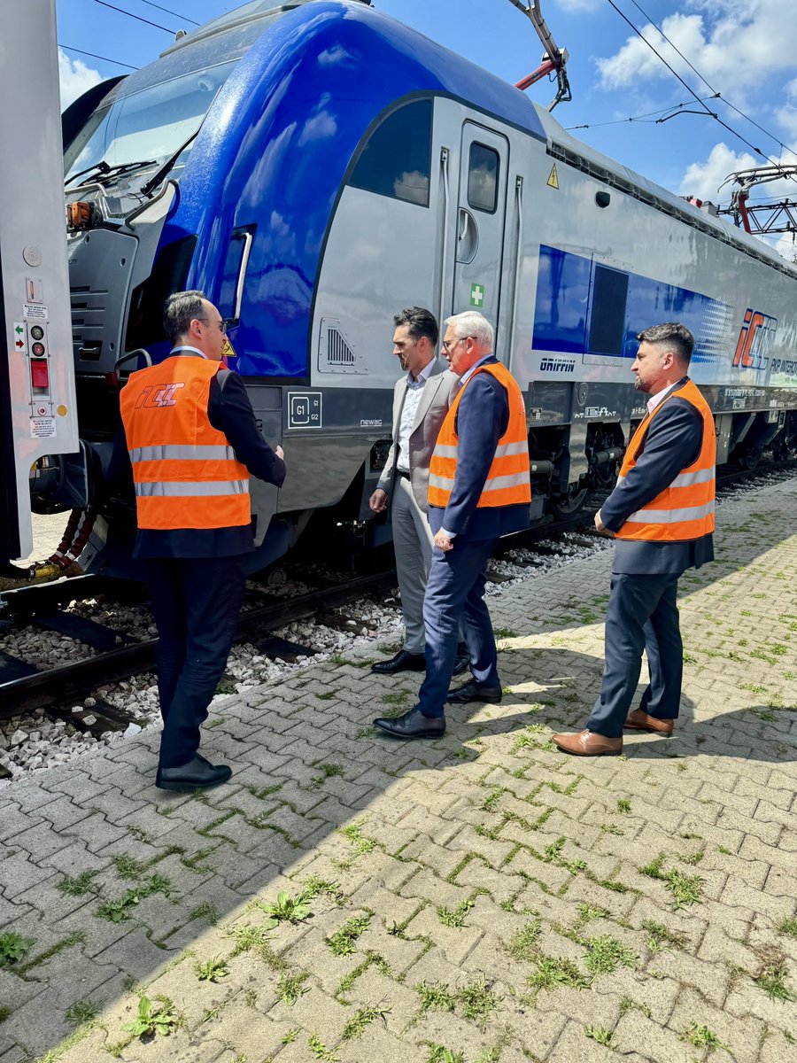 DariuszKlimczak's tweet image. 📢 PKP Intercity odbiera kolejne zmodernizowane wagony! 🚆💺
Narodowy przewoźnik wzmacnia park taborowy! Zaprezentowało właśnie 8 pierwszych z 24 wagonów serii 152A, zmodernizowanych przez PESA Mińsk Mazowiecki.
💰 Wartość kontraktu: ponad 150 mln zł, finansowane ze środków KPO…