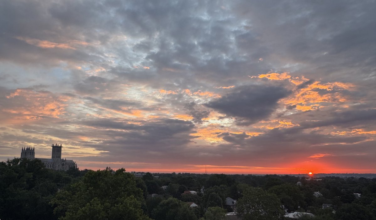 StewartVerdery's tweet image. #Sunrise over #DMV to kick off the week @capitalweather @StormHour @ThePhotoHour @dcstormchaser @PoPville