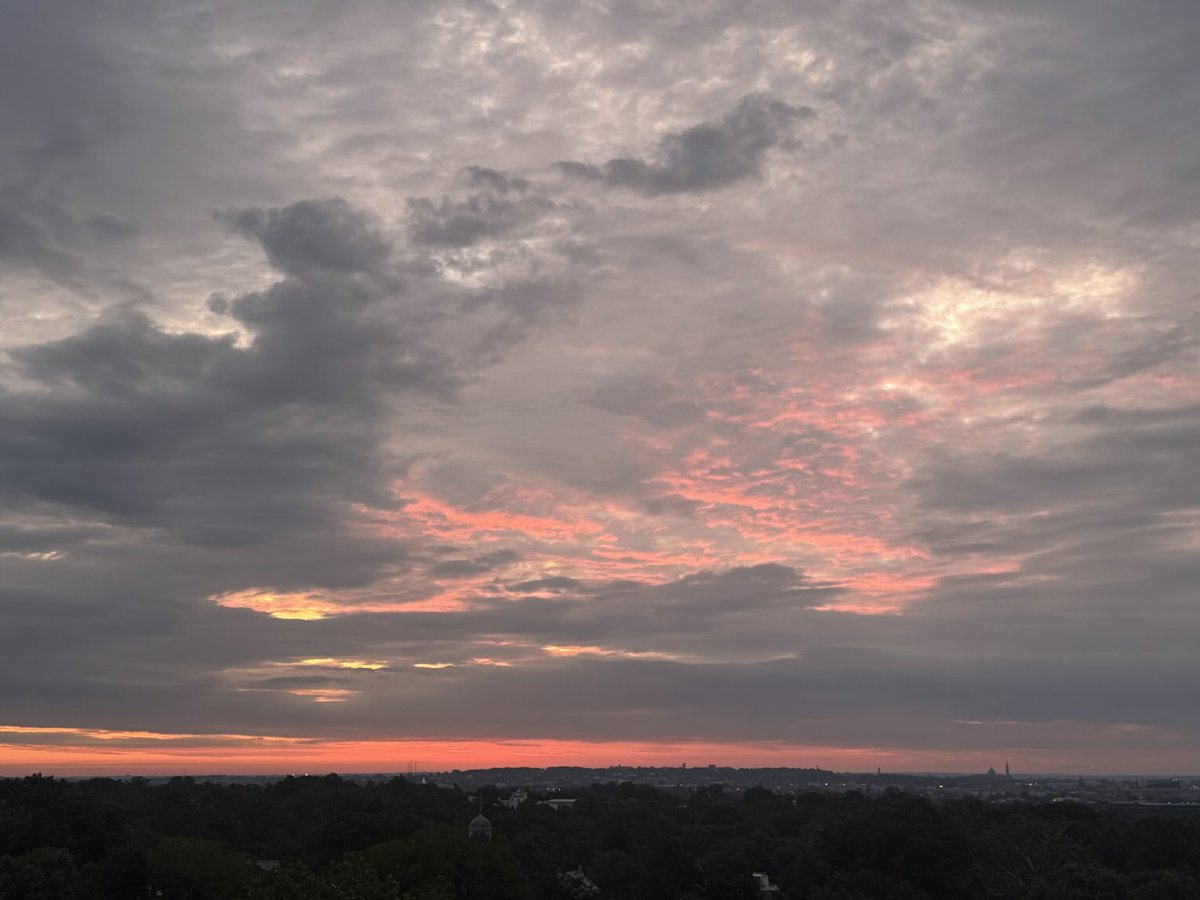 StewartVerdery's tweet image. #Sunrise over #DMV to kick off the week @capitalweather @StormHour @ThePhotoHour @dcstormchaser @PoPville