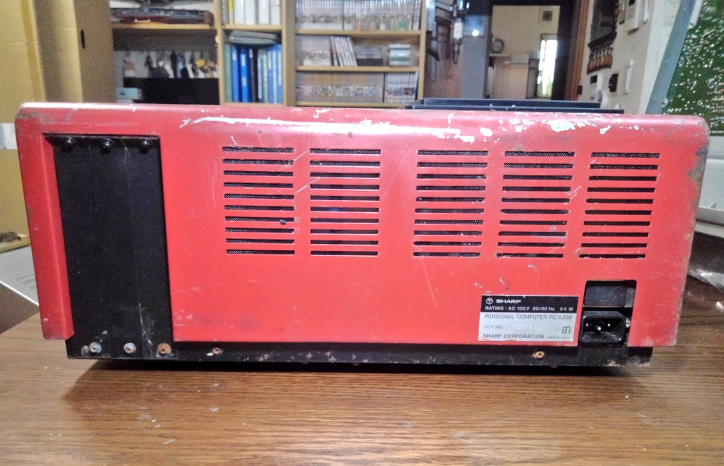 toshitada1973's tweet photo. SHARPのPC-5200だよ。フォートラン…ではなく、ミニフォートランを搭載するよ。エンブレムには「パーソナルコンピュータ」とあるね。#PC5200 https://t.co/AhCwDjnzTX