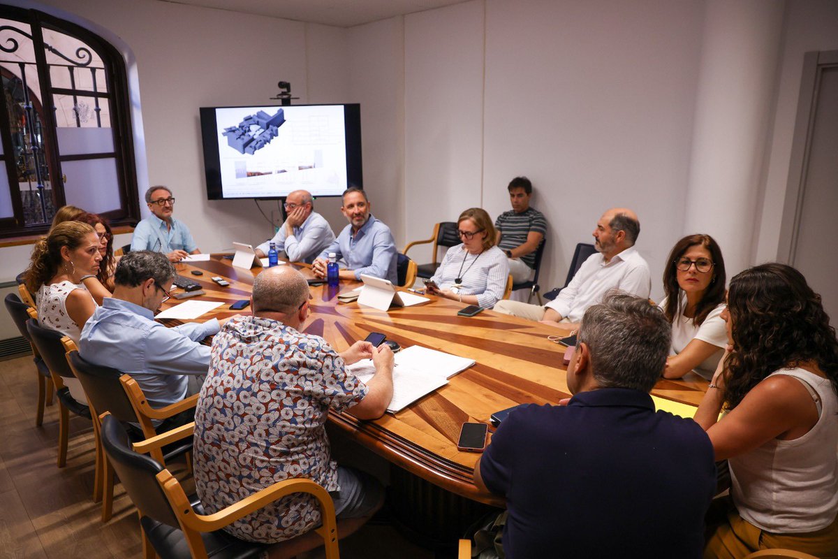ToledoAyto's tweet image. 📍 Comisión de Planeamiento Urbanístico en la que se aprueba por unanimidad la declaración de interés de varias obras en el Casco Histórico de #Toledo
👉🏻 También sale a información pública el Plan Especial de Reforma Interior de Caños de Oro 1 y 3.