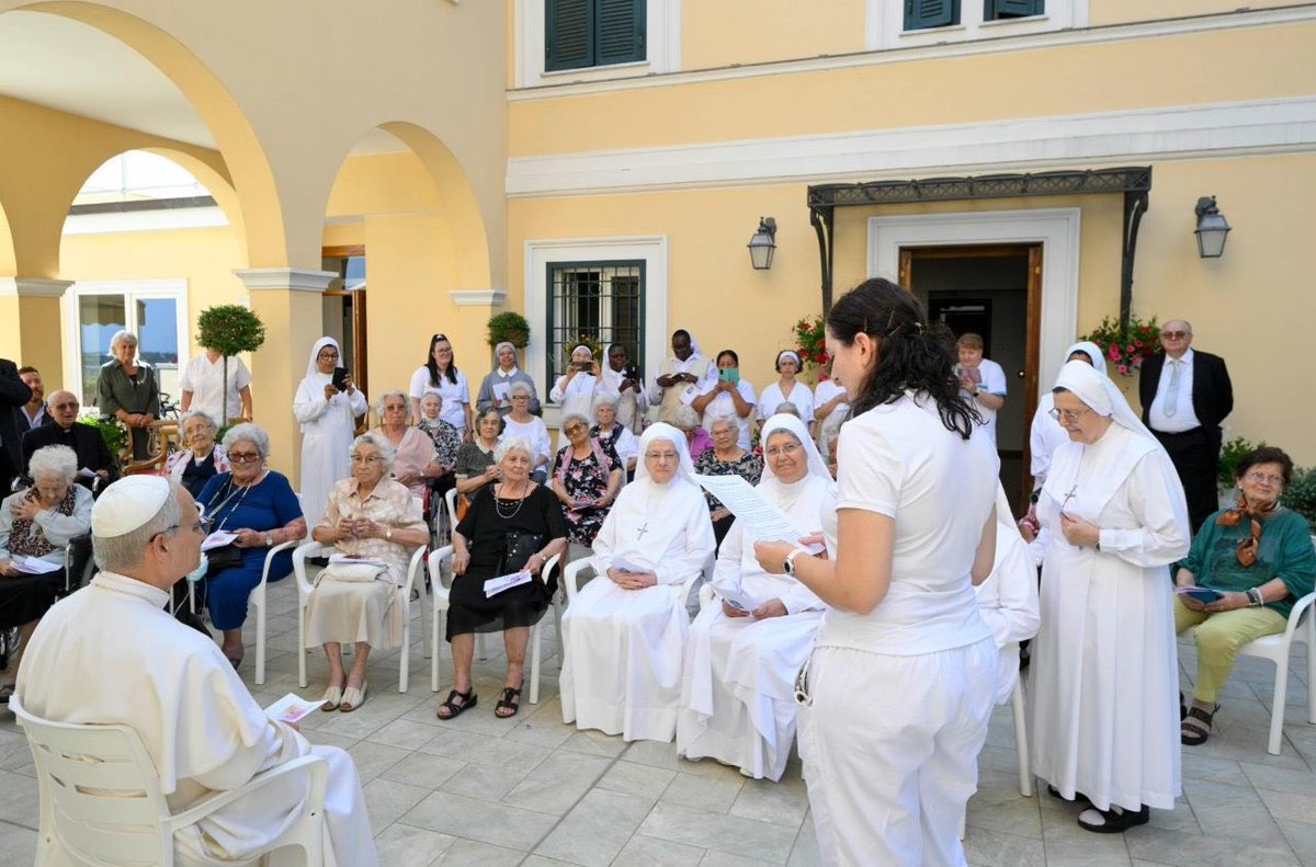 CatholicSat's tweet image. Extending his stay in Castel Gandolfo, this morning Pope Leo XIV visited the Santa Marta Retirement Home.
📸: Vatican Media