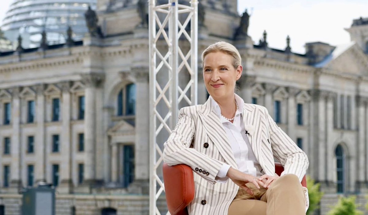 Zeitenspringer's tweet image. Liebe ARD, danke für das gelungene Interview mit unserer zukünftigen Kanzlerin Alice Weidel!
Alice Weidel, souverän und sachlich wie immer.👍🏻👍🏻
Unklar für mich war der eingespielte Chor mit dem Wortlaut in Endlosschleife „scheiß ARD“.
Das Ihr Euch das gefallen lasst?🤔