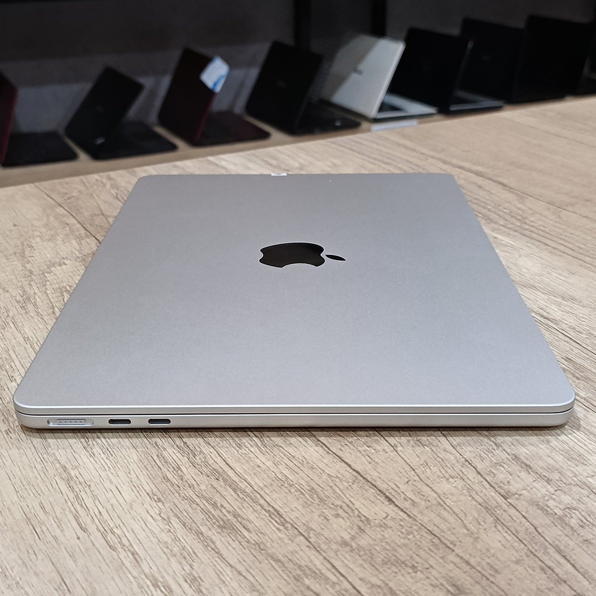 nazril_39's tweet image. MACBOOK AIR 2024

HARGA 13.2JT SAJA

• Processor Apple M3 CPU 8 Core
• macOS V15.5
• RAM 8 GB 
• Storage  SSD 256 GB 
• Layar: 13,3 Inch WQXGA IPS (2560 x 1600) 
• WiFi, Webcam, DLL

#macbooksemarang #jualbelimacbook #macbooksecond #macbook