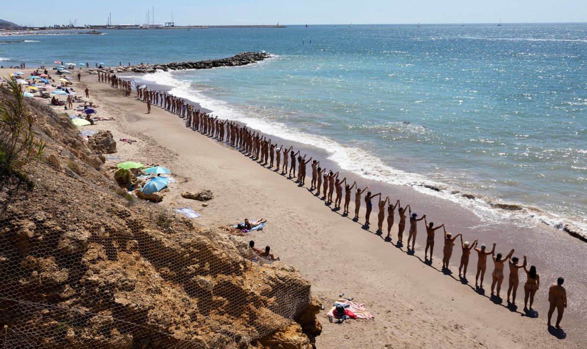 Por 6º año, ANPA organizó una cadena humana #nudista en la Platja d’Aiguadolç (Vilanova i la Geltrú) para reivindicar el naturismo, pese a la prohibición de baño por contaminación tras la DANA. Libertad, respeto y sostenibilidad. #Naturismo #Aiguadolç  <a href="/ajuntamentvng/">Vilanova i la Geltrú</a>