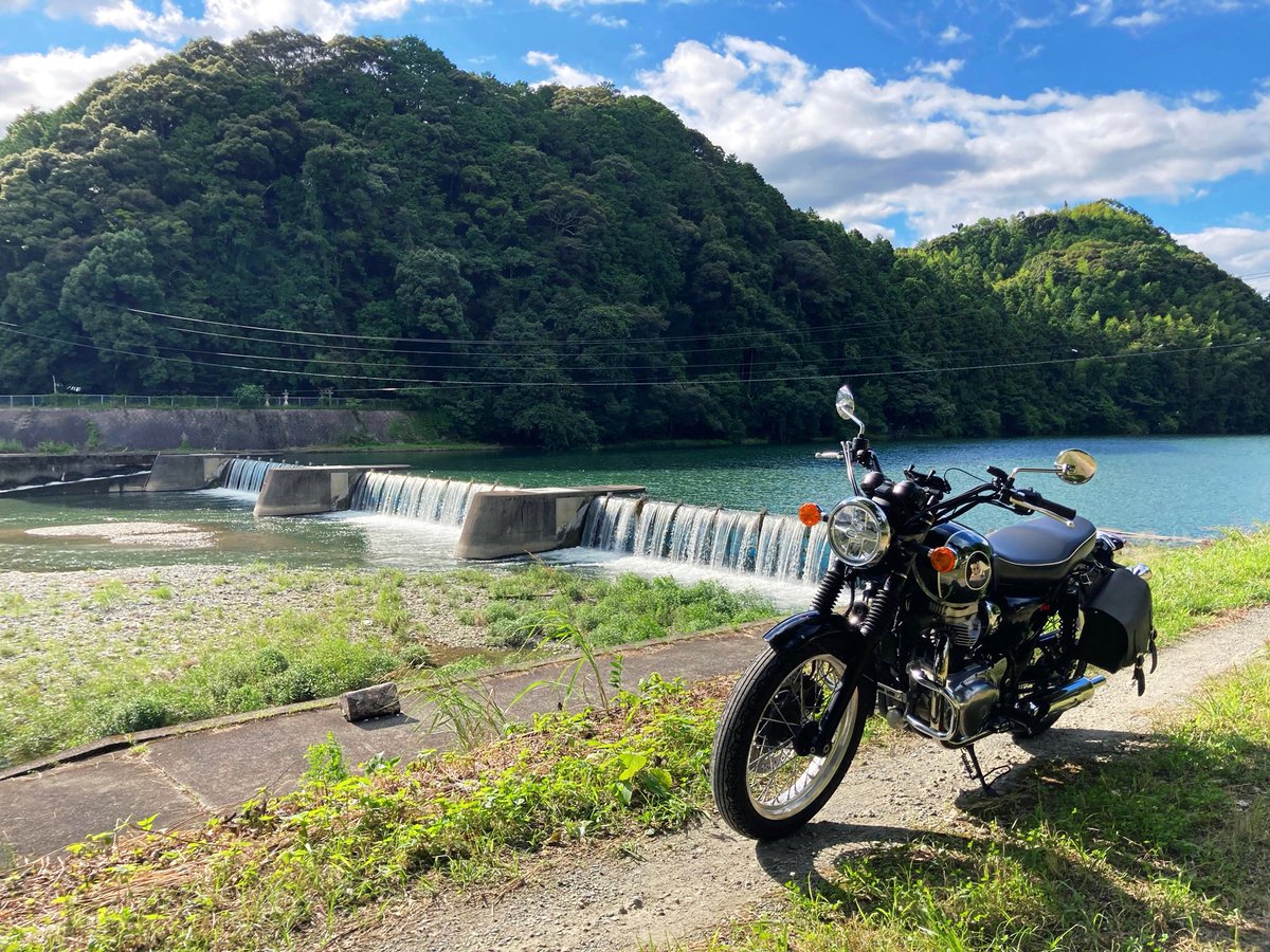 Kue451's tweet photo. 夏は空や木々の色が鮮やかだ🌄

暑いのは苦手だけど、この季節に走る楽しさは確かにある。 #ツーリング #メグロK3 https://t.co/ySAMA235wh